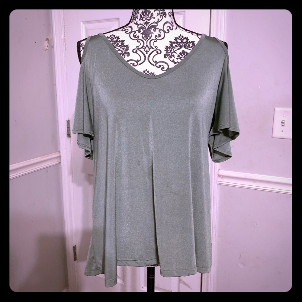 ❤️ Beautiful Olive Green Cold Shoulder Top ❤️